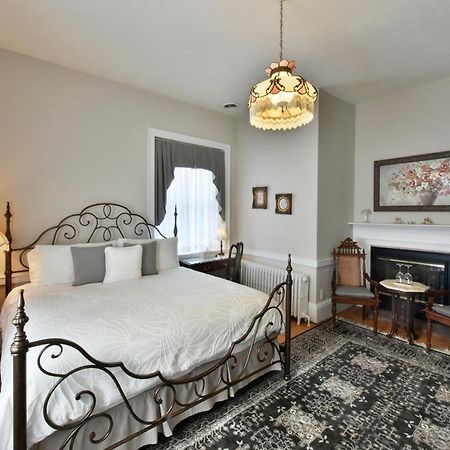 Brockamour Manor Bed And Breakfast Niagara-on-the-Lake Kültér fotó