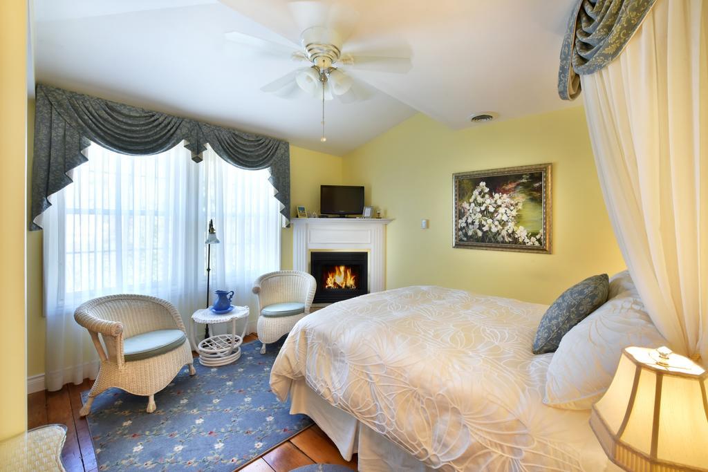 Brockamour Manor Bed And Breakfast Niagara-on-the-Lake Kültér fotó