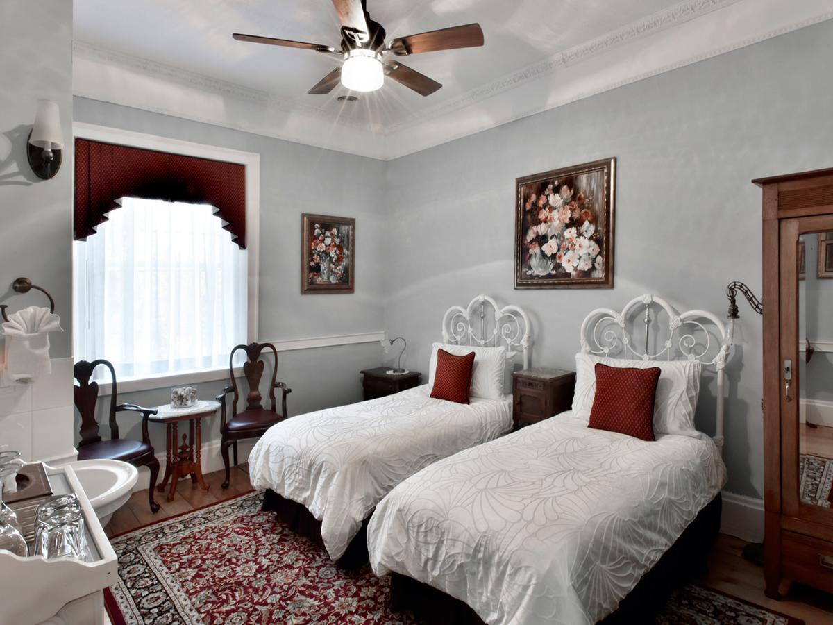 Brockamour Manor Bed And Breakfast Niagara-on-the-Lake Kültér fotó